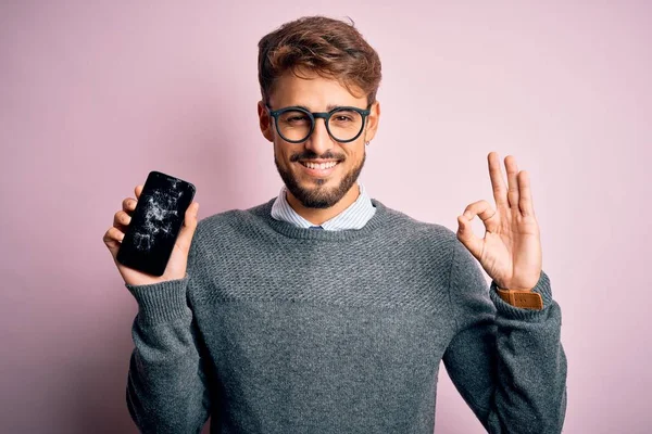 Jovem Com Barba Vestindo Óculos Segurando Smartphone Quebrado Craked Fazendo — Fotografia de Stock