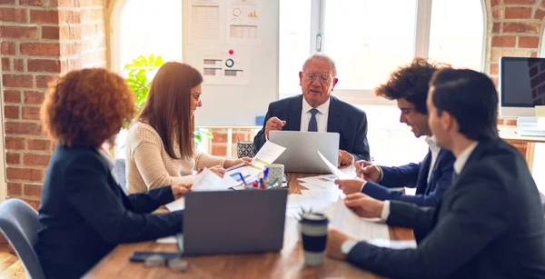 Grupo Empresários Sorrindo Feliz Confiante Falando Com Sorriso Rosto Trabalhando — Fotografia de Stock