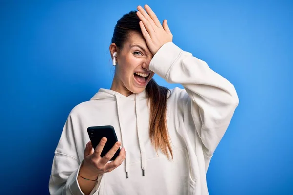 Joven Deportista Pelirroja Haciendo Deporte Escuchando Música Usando Auriculares Smartphone — Foto de Stock