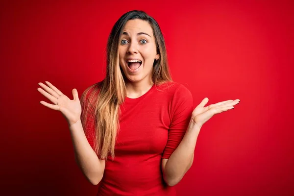 Jovem Mulher Loira Bonita Com Olhos Azuis Vestindo Camiseta Casual — Fotografia de Stock