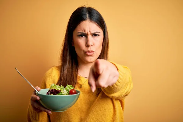 Jovem Mulher Bonita Comendo Salada Fresca Saudável Sobre Fundo Amarelo — Fotografia de Stock
