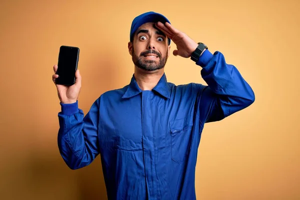 Uomo Meccanico Con Barba Con Uniforme Blu Cappuccio Che Tiene — Foto Stock