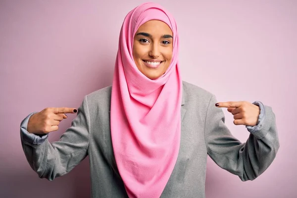 Joven Hermosa Mujer Negocios Morena Vistiendo Hijab Musulmán Rosa Chaqueta — Foto de Stock