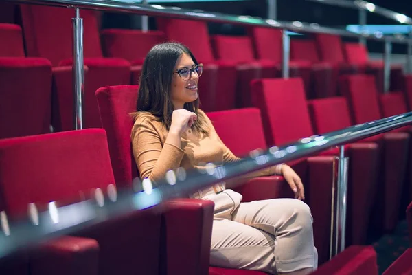 Giovane Bella Donna Sorridente Felice Fiducioso Seduto Sulla Sedia Rossa — Foto Stock