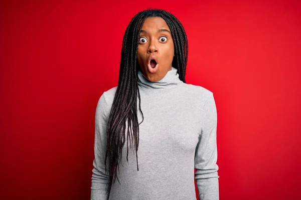 Joven Mujer Afroamericana Vistiendo Jersey Cuello Alto Sobre Fondo Rojo —  Fotos de Stock