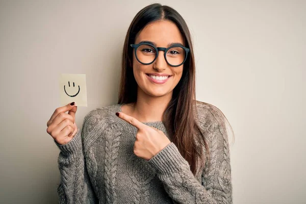 Νεαρή Όμορφη Μελαχρινή Γυναίκα Φορώντας Γυαλιά Κρατώντας Χαρτί Χαμόγελο Emoji — Φωτογραφία Αρχείου