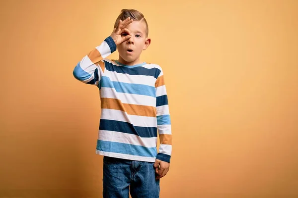 Νεαρό Μικρό Καυκάσιος Παιδί Μπλε Μάτια Φορώντας Πολύχρωμο Ριγέ Πουκάμισο — Φωτογραφία Αρχείου
