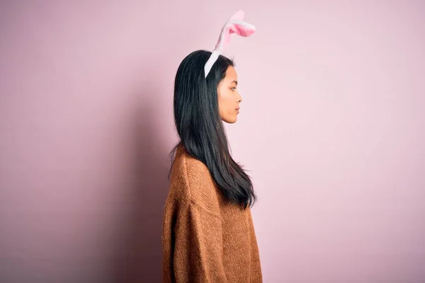 Jonge Mooie Chinese Vrouw Dragen Konijnenoren Staan Geïsoleerde Roze Achtergrond — Stockfoto