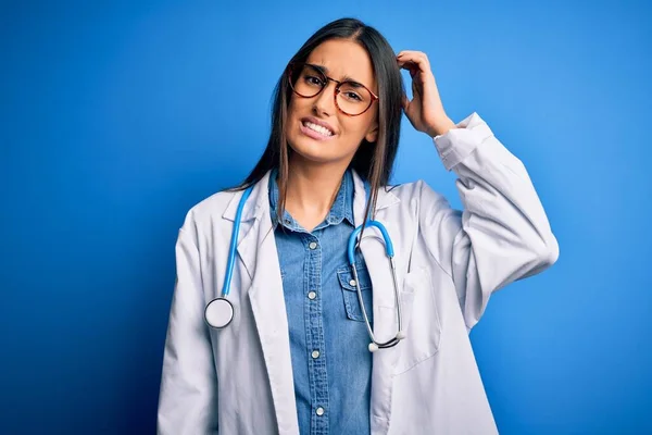 Mladá Krásná Doktorka Stetoskopem Brýlemi Přes Modré Pozadí Zmatená Divit — Stock fotografie