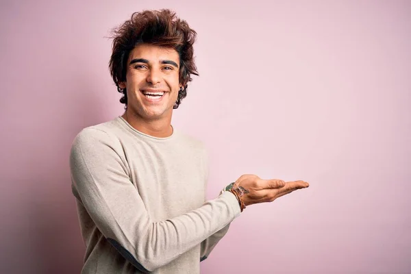 Mladý Pohledný Muž Ležérní Tričko Stojící Nad Izolovaným Růžovým Pozadím — Stock fotografie