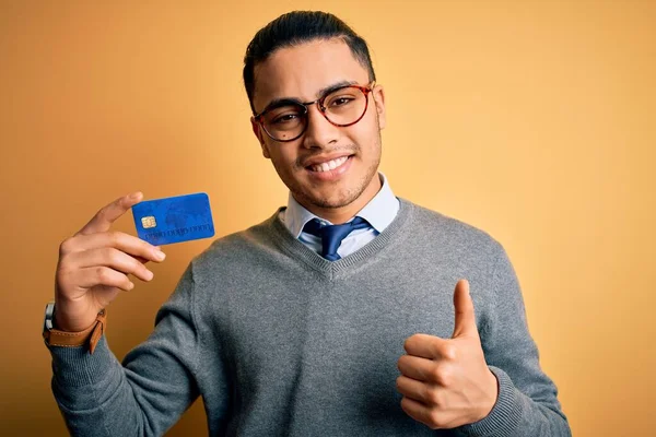 Молодой Бразильский Бизнесмен Держит Кредитные Карты Деньги Изолированном Желтом Фоне — стоковое фото