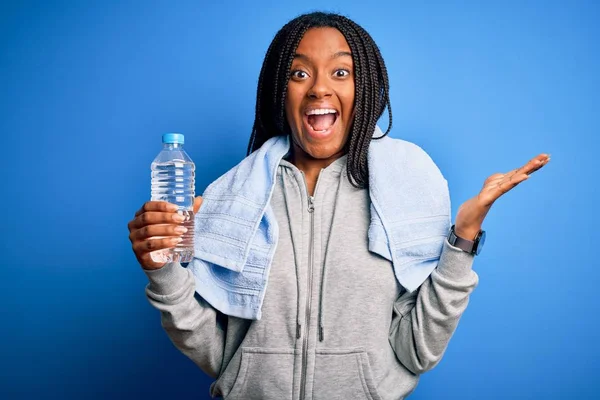 Ung Afrikansk Amerikansk Fitness Kvinna Bär Handduk Och Dricksvatten Från — Stockfoto