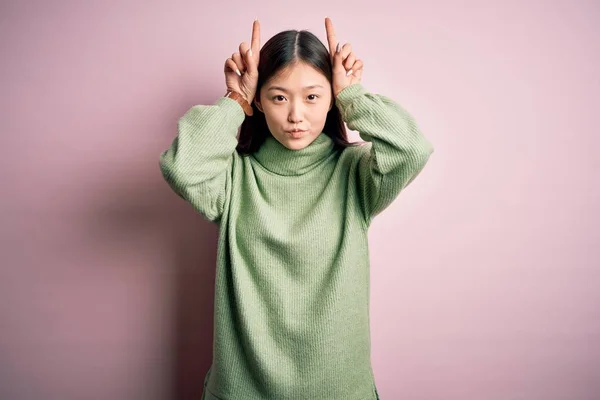 Young Beautiful Asian Woman Wearing Green Winter Sweater Pink Solated — Stock Photo, Image