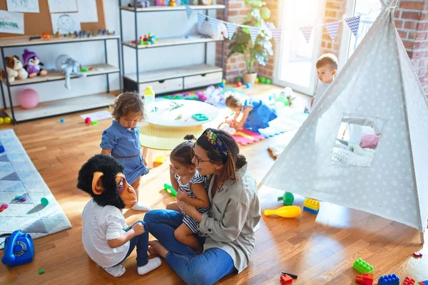 Belo Professor Grupo Crianças Brincando Torno Lotes Brinquedos Jardim Infância — Fotografia de Stock