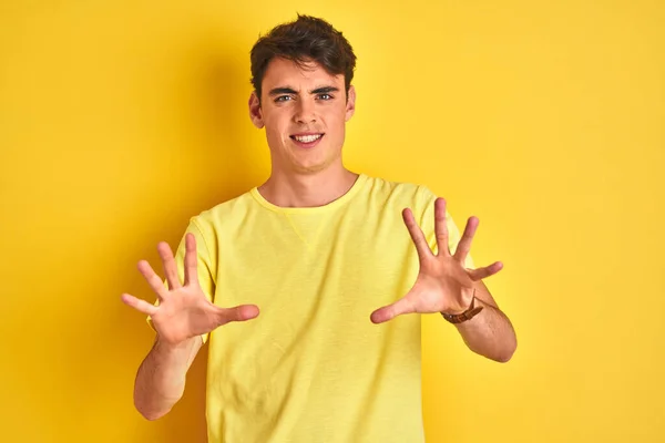 Adolescente Niño Vistiendo Camiseta Amarilla Sobre Fondo Aislado Asustado Aterrorizado — Foto de Stock
