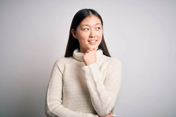 스웨터를 아름답고 이시아 여성은 표현에 사려깊은 얼굴로 스러운 — 스톡 사진
