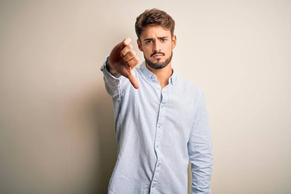 Homem Bonito Jovem Com Barba Vestindo Camisa Listrada Sobre Fundo — Fotografia de Stock