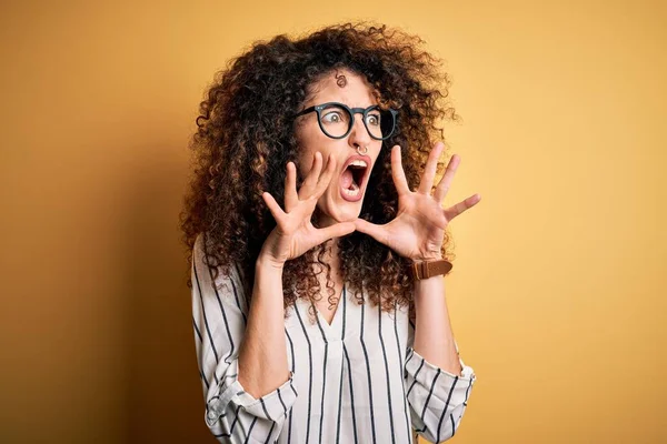 Giovane Bella Donna Con Capelli Ricci Piercing Indossa Camicia Righe — Foto Stock