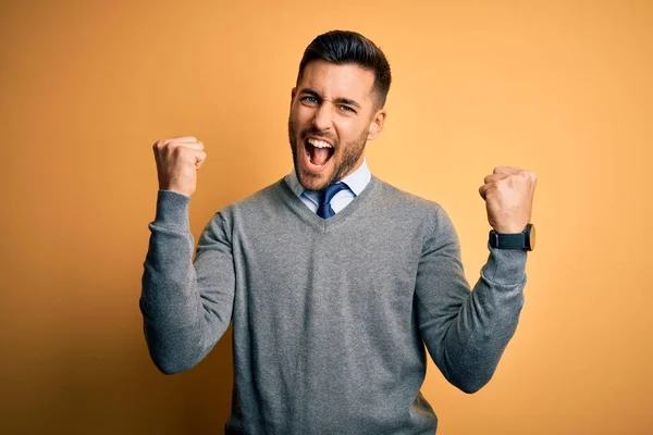 Joven Hombre Negocios Guapo Con Suéter Elegante Corbata Sobre Fondo —  Fotos de Stock