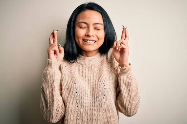 Junge Schöne Chinesin Lässigem Pullover Über Isoliertem Weißem Hintergrund Gestikulierend — Stockfoto