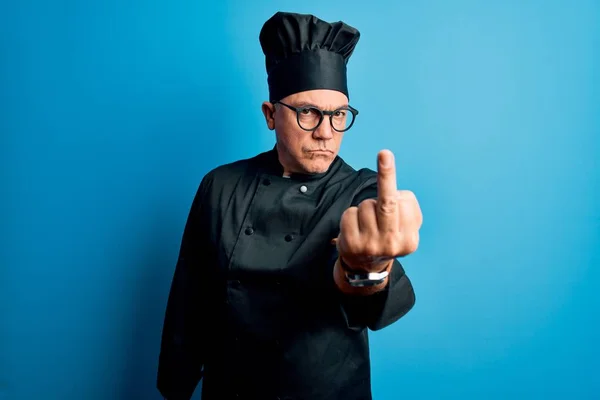 Edad Media Guapo Gris Pelo Hombre Chef Con Uniforme Cocina —  Fotos de Stock