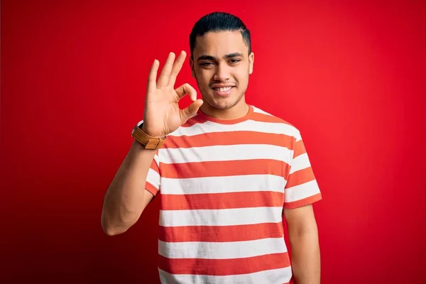 Jonge Braziliaanse Man Draagt Casual Gestreepte Shirt Staan Geïsoleerde Rode — Stockfoto