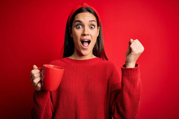 Jovem Bela Mulher Morena Bebendo Caneca Café Sobre Fundo Vermelho — Fotografia de Stock