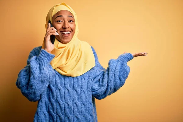 African American Woman Wearing Muslim Hijab Having Conversation Talking Smartphone — Stockfoto