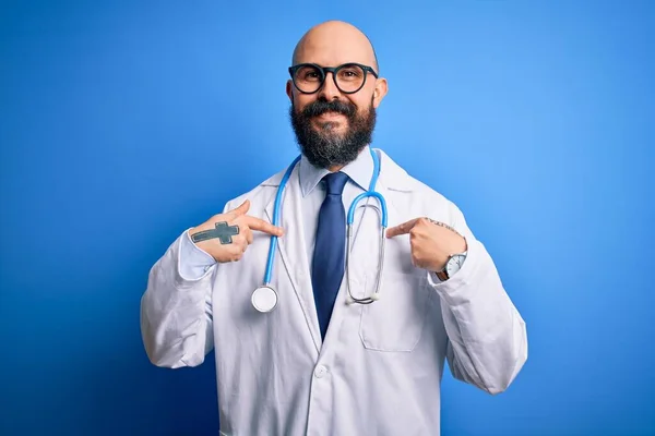 Bonito Homem Médico Careca Com Barba Vestindo Óculos Estetoscópio Sobre — Fotografia de Stock