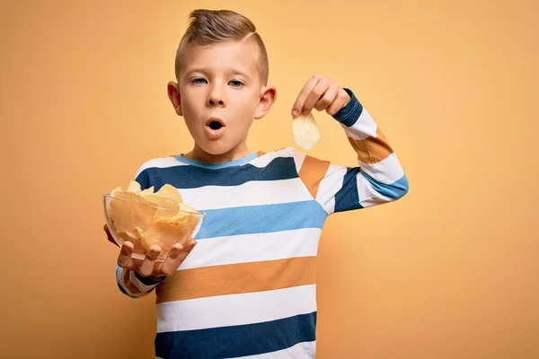 Jeune Enfant Caucasien Mangeant Des Chips Pommes Terre Sans Chaleur — Photo