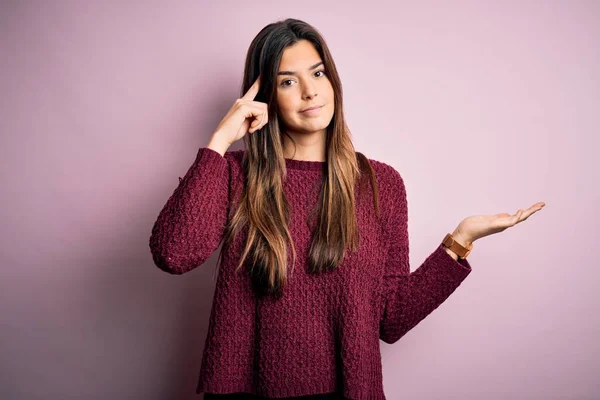 Giovane Bella Ragazza Indossa Maglione Casual Sfondo Rosa Isolato Confuso — Foto Stock