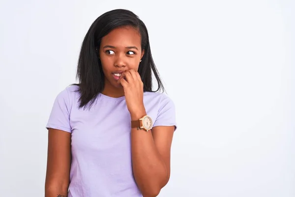 爪を噛んで口の中に不安や緊張で手を探している孤立した背景に美しい若いアフリカ系アメリカ人女性 不安の問題 — ストック写真