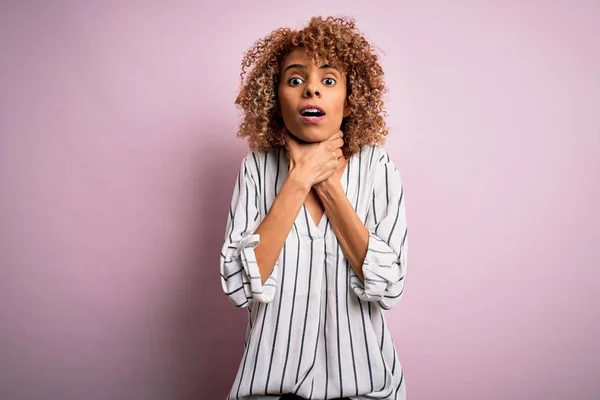 Bella Donna Afroamericana Con Capelli Ricci Che Indossa Una Shirt — Foto Stock