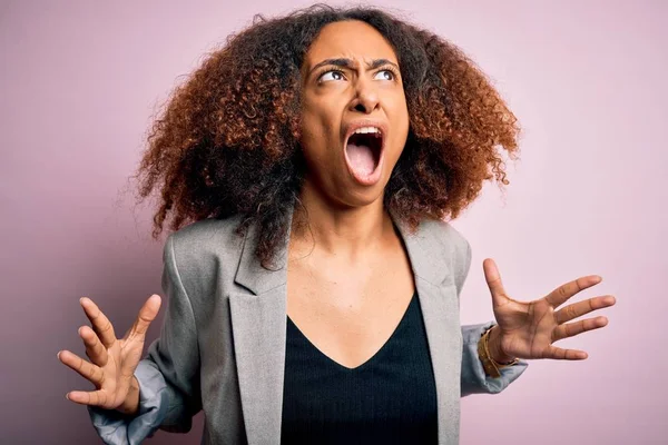 Jovem Empresária Africana Americana Com Cabelo Afro Vestindo Jaqueta Elegante — Fotografia de Stock