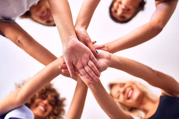 Giovane Bel Gruppo Sportivi Che Stringono Mano Dopo Lezione Yoga — Foto Stock