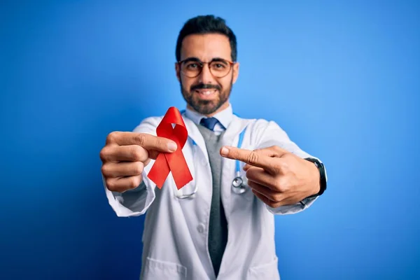 Homem Médico Bonito Jovem Com Barba Vestindo Estetoscópio Segurando Fita — Fotografia de Stock