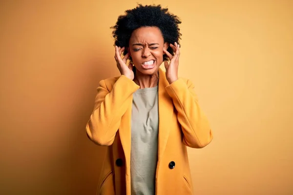 Ung Vacker Afroamerikansk Afro Affärskvinna Med Lockigt Hår Bär Gul — Stockfoto