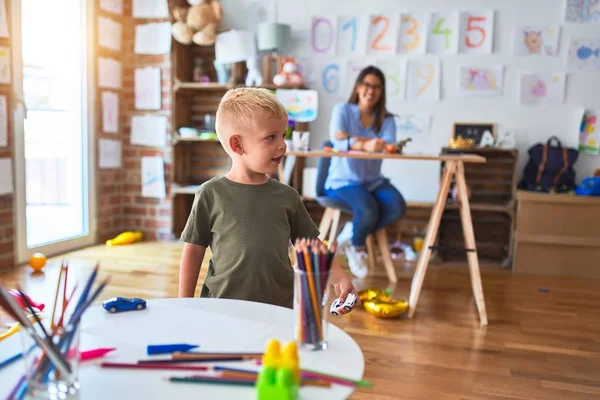 Jong Kaukasisch Kind Speelt Speelschool Met Leraar Jonge Vrouw Zittend — Stockfoto