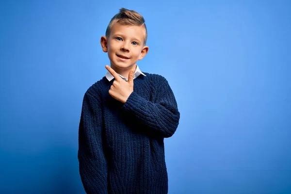 Joven Niño Caucásico Con Ojos Azules Usando Suéter Invierno Sobre — Foto de Stock