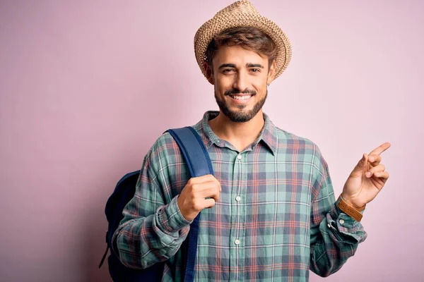 Pembe Arka Planda Sırt Çantası Yaz Şapkası Takan Genç Turist — Stok fotoğraf