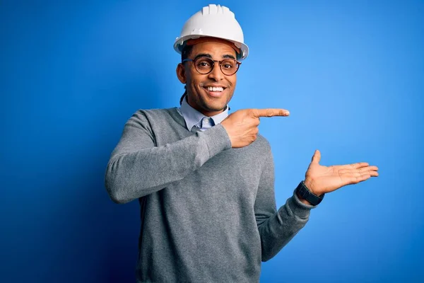 Mladý Pohledný Africký Americký Inženýr Muž Dredy Nosí Bezpečnostní Přilbu — Stock fotografie
