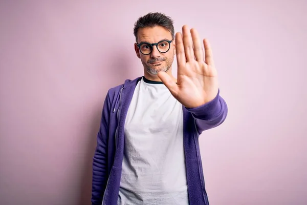 Ein Junger Gutaussehender Mann Mit Lila Sweatshirt Und Brille Steht — Stockfoto