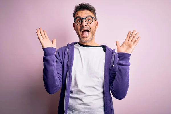 Homem Bonito Jovem Vestindo Camisola Roxa Óculos Sobre Fundo Rosa — Fotografia de Stock