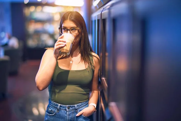 Joven Hermosa Mujer Apoyada Pared Bebiendo Vaso Café Bar — Foto de Stock