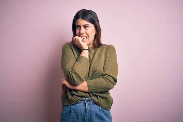 Mujer Hermosa Joven Con Suéter Casual Pie Sobre Fondo Rosa —  Fotos de Stock