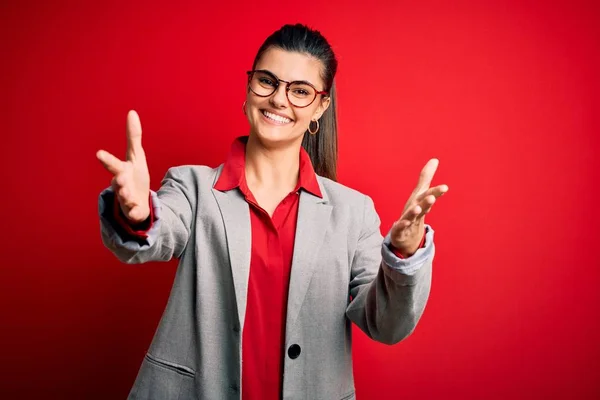 Jonge Mooie Brunette Zakenvrouw Dragen Jas Bril Rode Achtergrond Kijken — Stockfoto