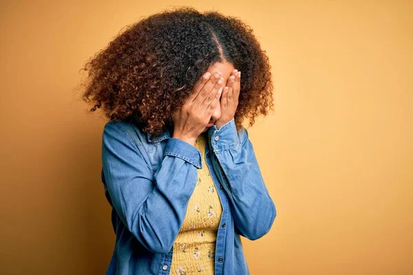 Ung Afrikansk Amerikansk Kvinna Med Afro Hår Bär Casual Denim — Stockfoto