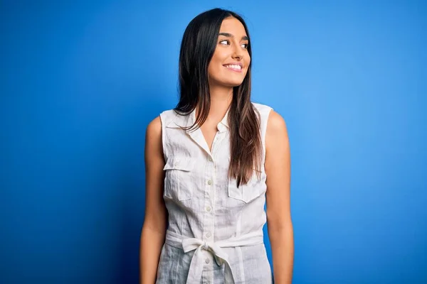 Jonge Mooie Brunette Vrouw Dragen Casual Jurk Geïsoleerde Blauwe Achtergrond — Stockfoto