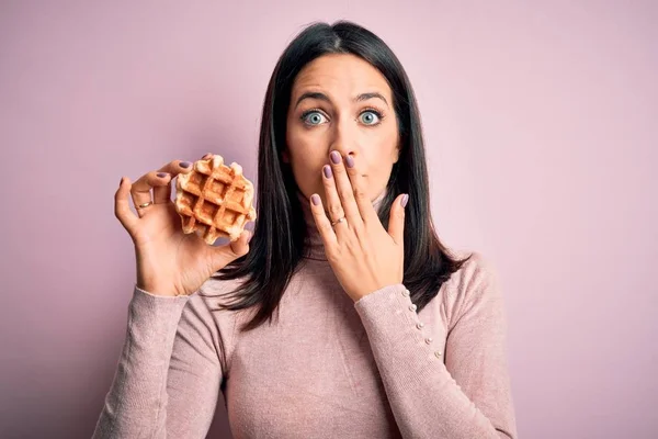 Jeune Femme Brune Aux Yeux Bleus Mangeant Une Gaufre Sucrée — Photo