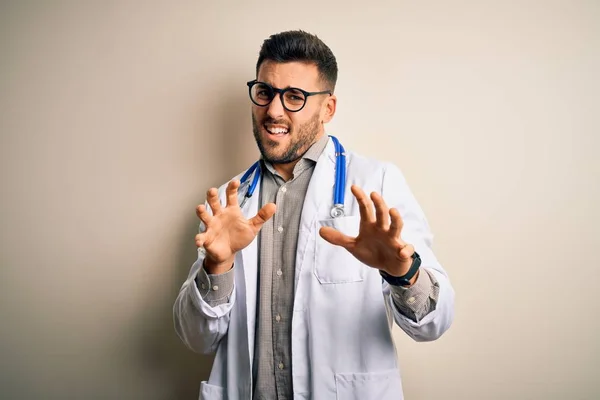 Junger Arzt Mit Brille Medizinischer Weißer Robe Und Stethoskop Über — Stockfoto